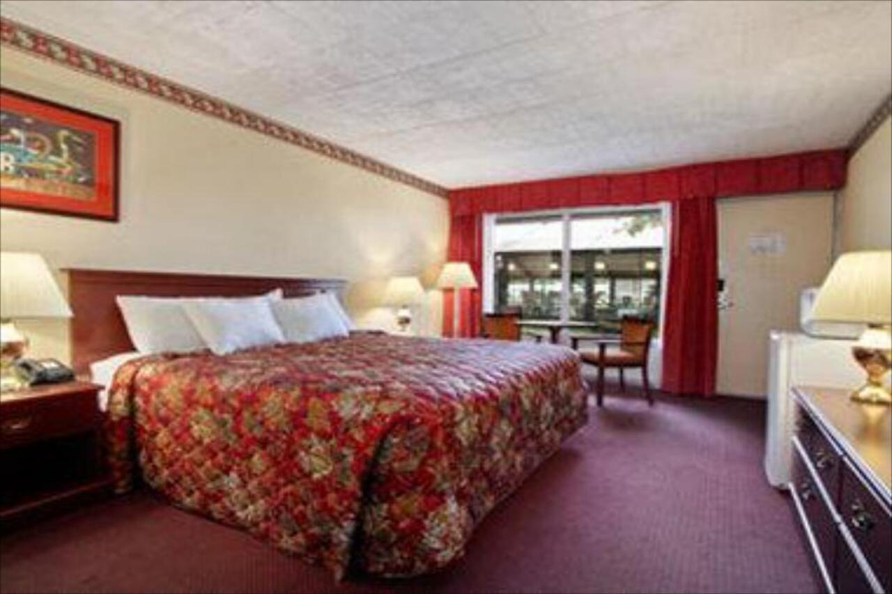 Days Inn איסט סטרודסבורג מראה חיצוני תמונה